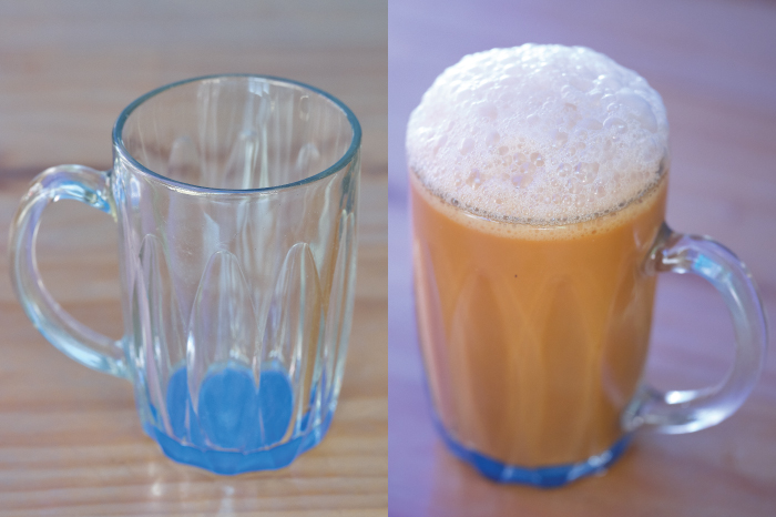 Gelas kaca yang berbentuk serupa ini boleh dijumpai di kebanyakan kedai kopi di seluruh Singapura, dan di dalam gambar, berisi teh tarik dengan permukaan atasnya dipenuhi buih.